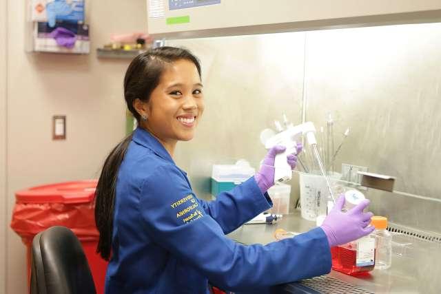 Young UCLA Health Jonsson Comprehensive Cancer Center researcher working in the lab