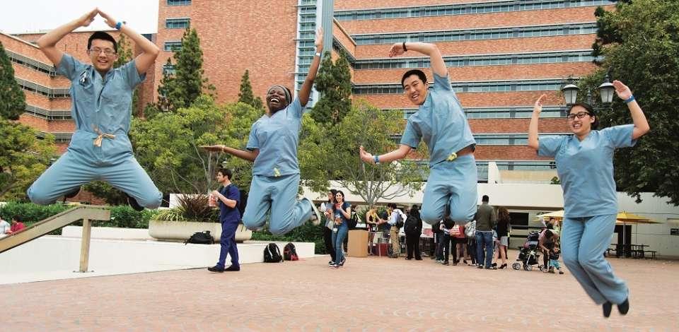 学生们在空中跳跃，用手臂组成“UCLA”字母
